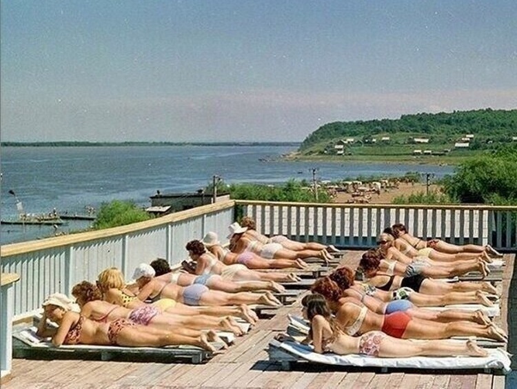 Soviet Girls on the Beach: Impressive Pics
